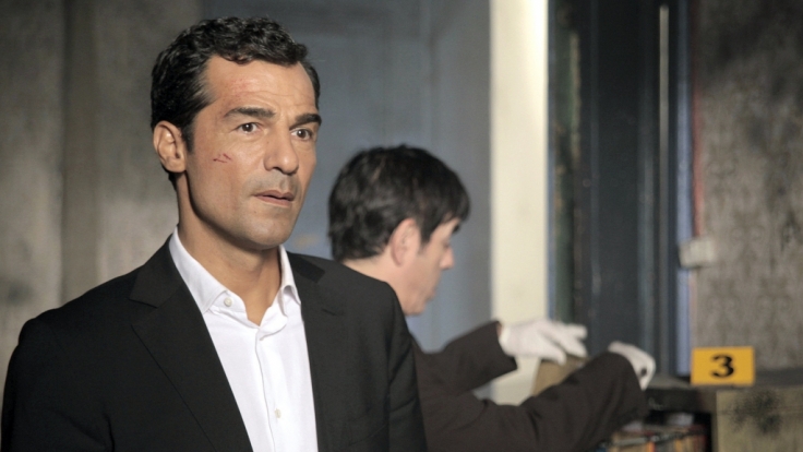 Özakin (Erol Sander, li.) und sein Assistent Mustafa (Oscar Ortega Sánchez, re.) bei der Spurensicherung am Tatort.