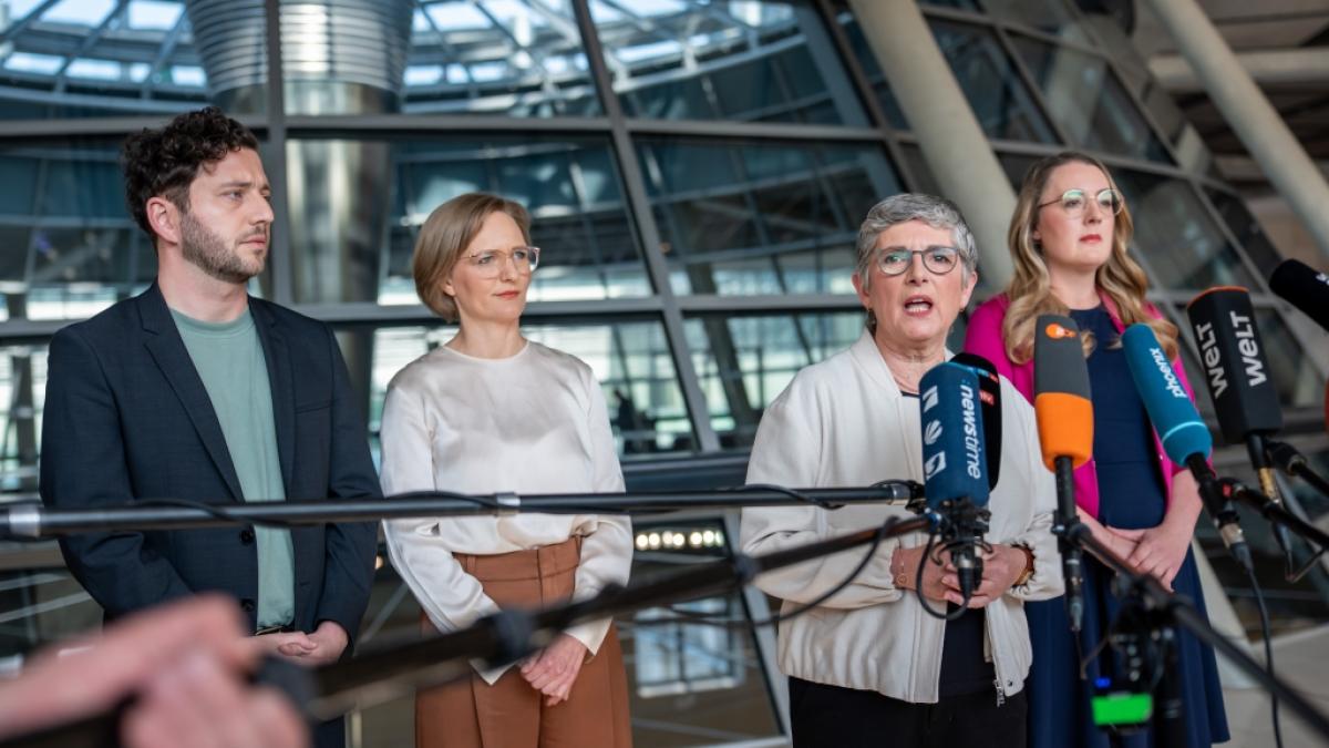 Die Parteichefs Felix Banaszak und Franziska Brantner, sowie die Gr&uuml;nen-Fraktionsvorsitzenden Britta Ha&szlig;elmann und Katharina Dr&ouml;ge (v.l.) &auml;u&szlig;ern sich zum geplanten Finanzpaket von Union und SPD. (Foto)