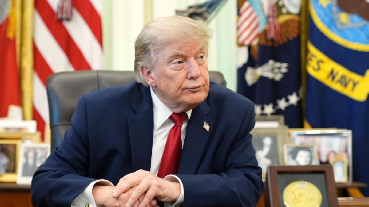Donald Trump blamiert sich mit goldenem Geschenk f&uuml;rs Wei&szlig;e Haus. (Foto)