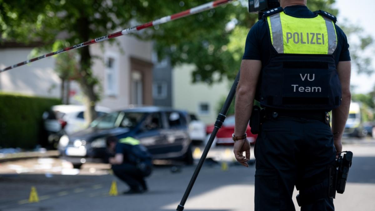 Ein Polizist sichert nach einem schweren Autounfall in Dinslaken die Unfallstelle. (Foto)