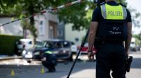 Ein Polizist sichert nach einem schweren Autounfall in Dinslaken die Unfallstelle.
