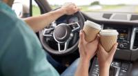 Kaffee kann laut Forschungsergebnissen am Steuer zu einem Risiko werden.