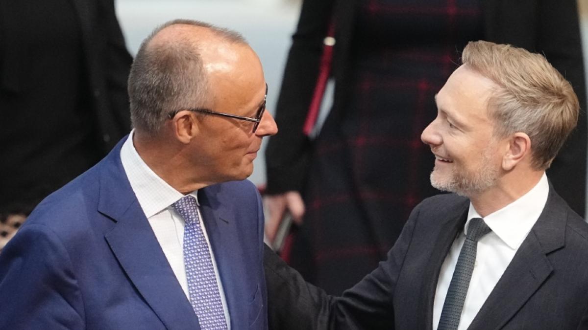 W&auml;hrend Christian Lindner (rechts) den Bundeshaushalt sperrt, soll Friedrich Merz (links) schon einen Neuwahl-Plan haben. (Foto)