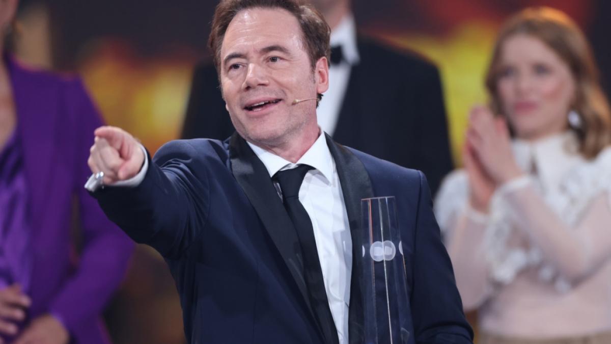 Michael "Bully" Herbig mit seinem Ehrenpreis der Stifter 2023 f&uuml;r sein Lebenswerk in der Hand beim Deutschen Fernsehpreis 2023 im Coloneum. (Foto)