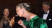 Königin Margrethe II. von Dänemark mit einer Zigarette im Mund 