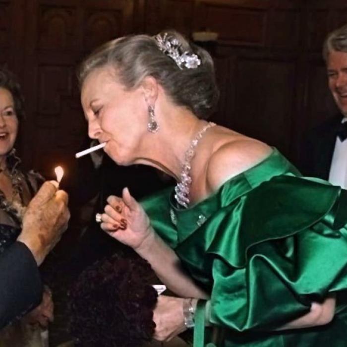 DIESE Royals rauchen heimlich!