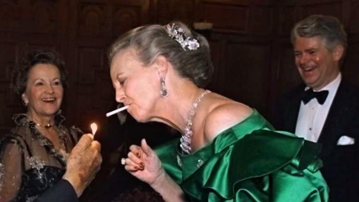 Königin Margrethe II. von Dänemark mit einer Zigarette im Mund