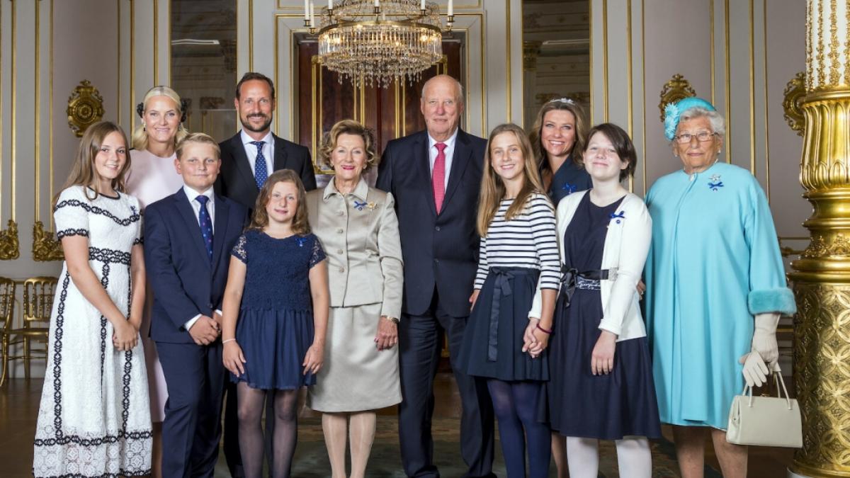 K&ouml;nigin Sonja muss sich nun um ihre drei Enkelinnen Maud Angelica (zweite von rechts), Lea Isadora (vierte von rechts) und Emma Tallulah (links neben ihrer Gro&szlig;mutter) k&uuml;mmern. (Foto)