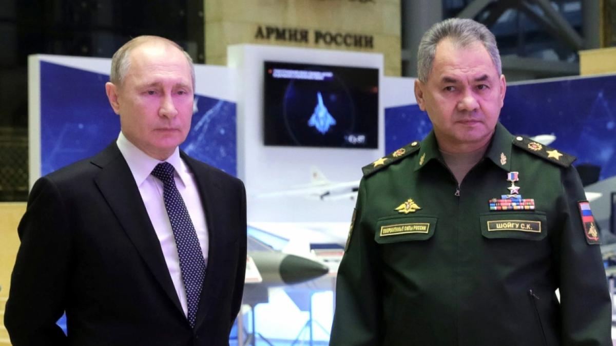 Wladimir Putin demonstrierte jetzt, wie genervt er inzwischen von seinem Verteidigungsminister Sergej Schoigu ist. (Foto)