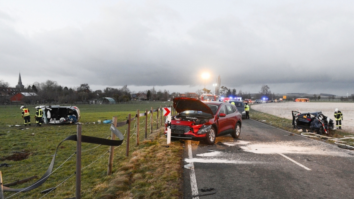 Bei einem schweren Verkehrsunfall kamen zwei Kinder ums Leben, vier Menschen wurden verletzt. (Foto)