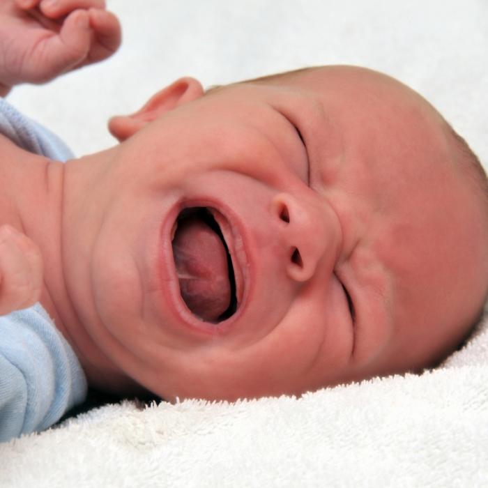 Weil es schrie! Mutter verbrüht und beißt Baby