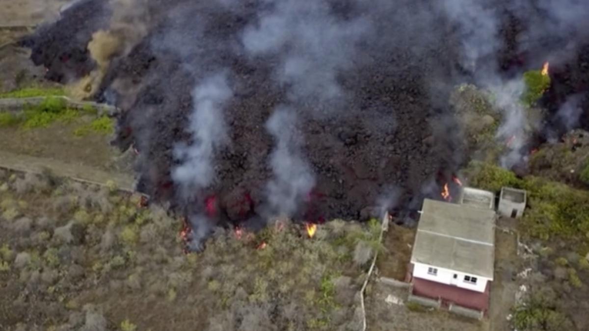 In diesem Bild aus einem von OVERON zur Verf&uuml;gung gestellten Video n&auml;hrt sich Lava an ein Haus. (Foto)