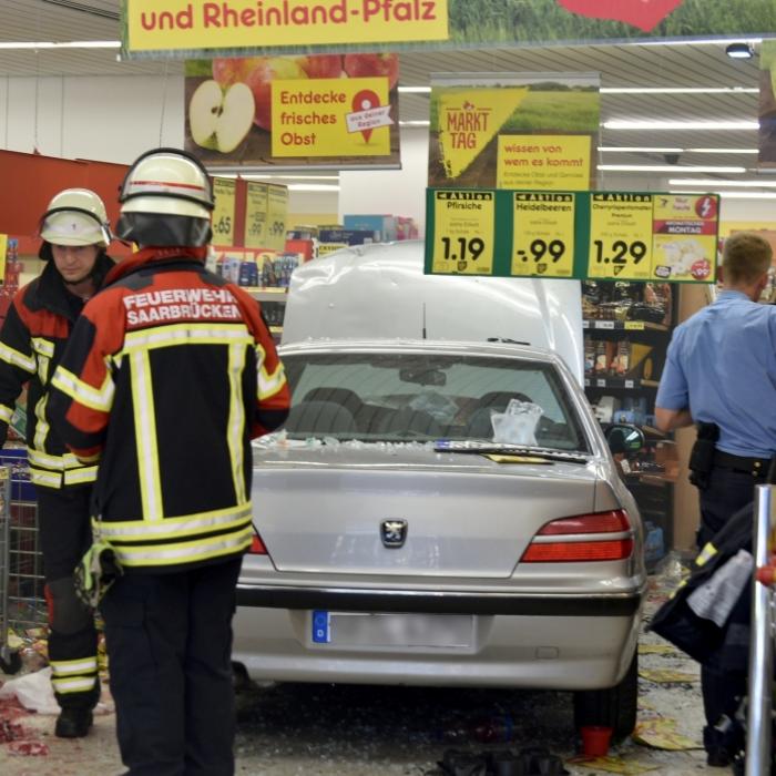 Rentner (91) rast mit Auto in Supermarkt - 3 Schwerverletzte