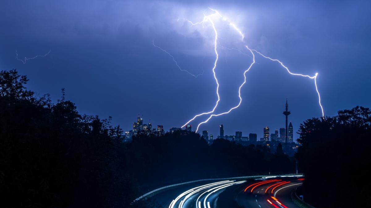 Bevor bereits Anfang April die erste Hitzewelle &uuml;ber Deutschland rollt, muss mit heftigen Schauern, Gewitter und Sturmb&ouml;en gerechnet werden, die zu Tornados f&uuml;hren k&ouml;nnen. (Foto)