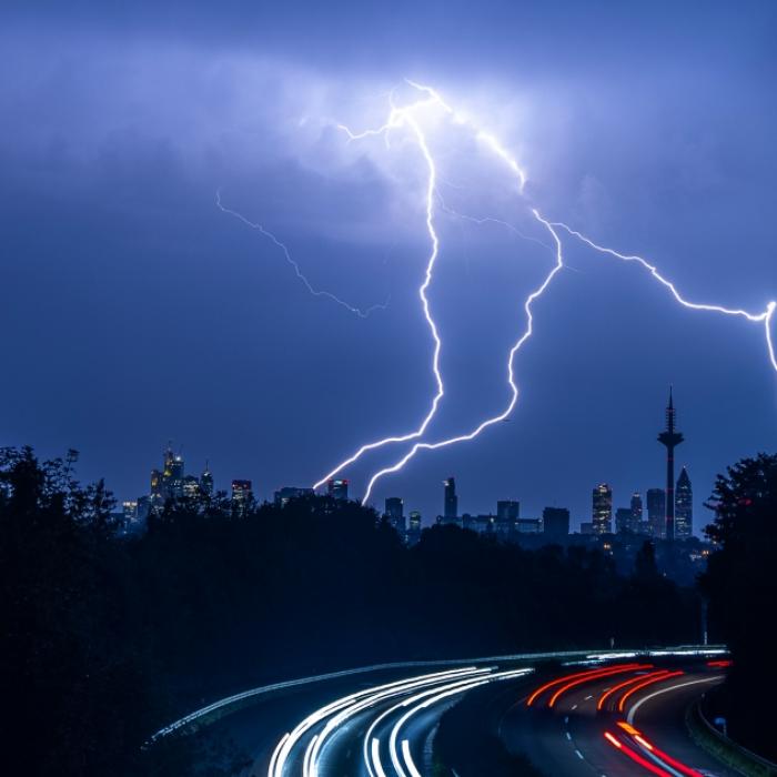 Gewitter und Tornados möglich! Hier kracht es heute richtig