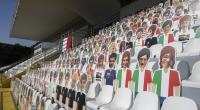 Fotos von Formel-1-Zuschauern sind auf Figuren auf den Sitzplätzen der Tribüne geklebt, die aufgrund der Corona-Beschränkungen nicht besucht werden darf.