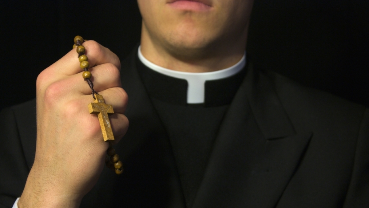 Wegen eines Fotos mit "Prince Charming" Alexander Sch&auml;fer wurde ein Priestersch&uuml;ler rausgeworfen. (Foto)