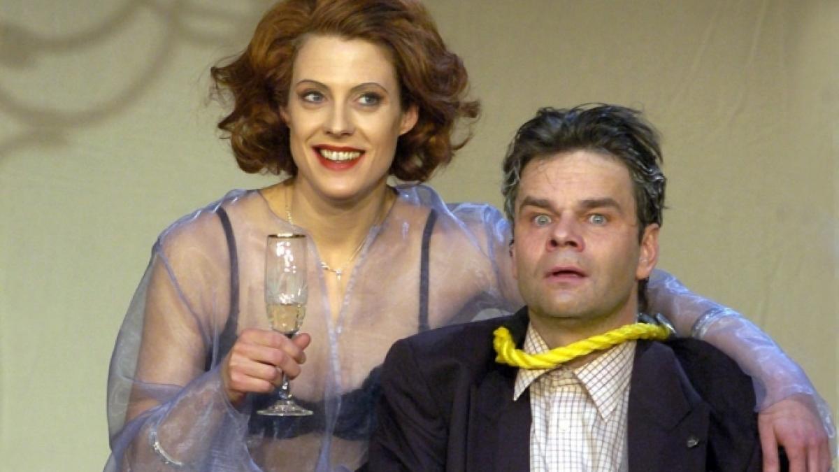 Am neuen Theater in Halle spielen in Friedrich D&uuml;rrenmatts Kom&ouml;die "Die Panne" Anja Pahl die Justine von Fuhr und Peer-Uwe Teska den Alfredo Traps. (Foto)