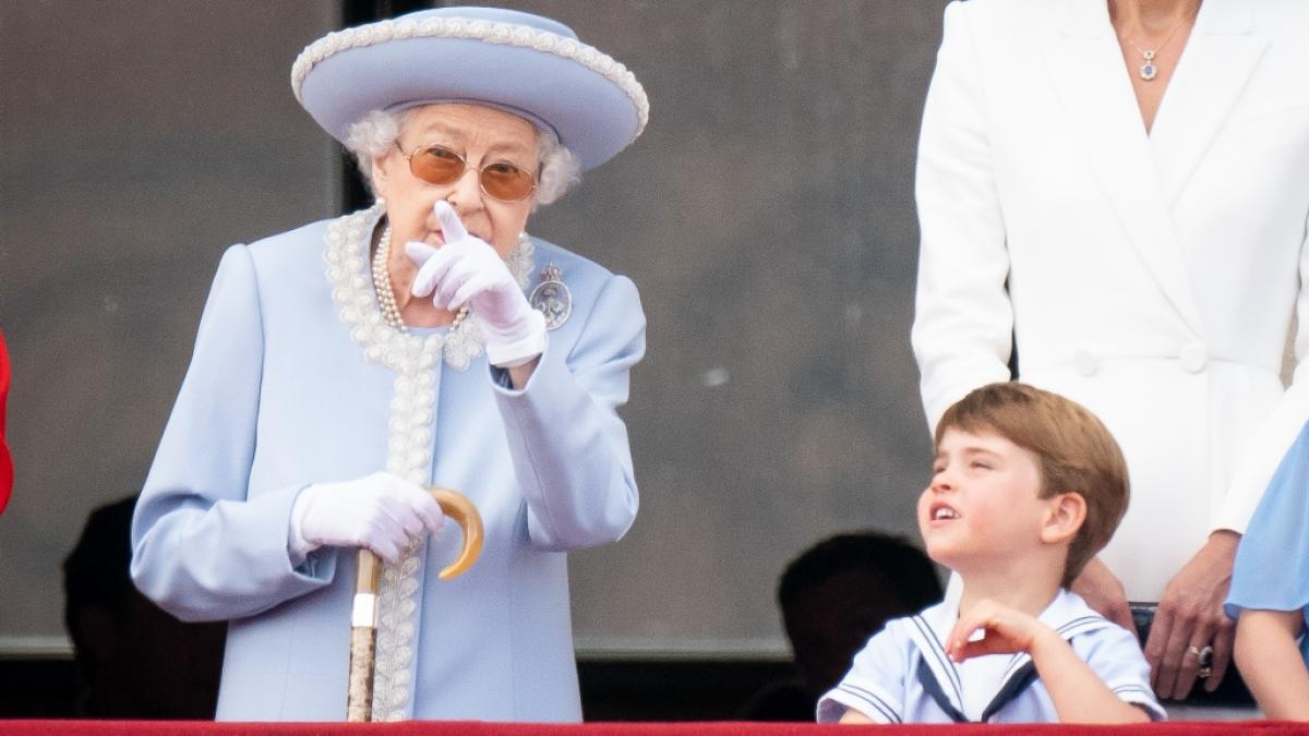 Ob Queen Elizabeth II. just in diesem Moment das vermeintliche Ufo am Himmel &uuml;ber London entdeckt hat? (Foto)