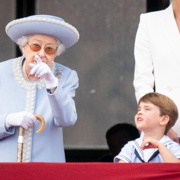 Zwischenfall bei Flugshow! Kamen hier Aliens bei Queen Elizabeth II. zu Besuch?