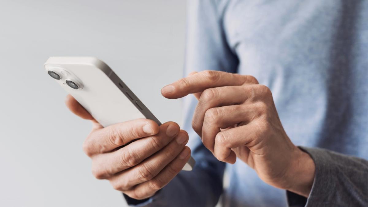 Wie halten Sie Ihr Smartphone? Laut Psychologie-Experten kann dies etwas &uuml;ber Ihre Pers&ouml;nlichkeit verraten. (Foto)