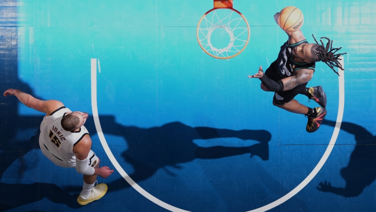 Ayo Dosunmu (r, Minnesota Timberwolves) zieht neben Nikola Jokic (Denver Nuggets) zum Korb, am 24.04.2026. (Symbolbild) (Foto)