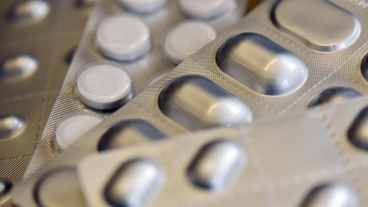 Jeder zweite Deutsche über 55 Jahren in Deutschland ist auf Blutdruckmedikamente angewiesen - doch die Pillen können eine Coronavirus-Infektion verschlimmern, sagen Ärzte.