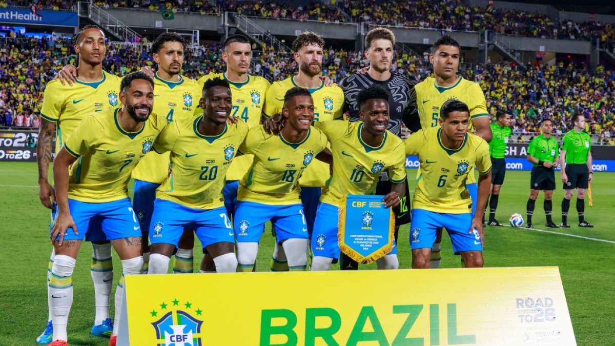Fu&szlig;ball: Brasilianische Spieler stellen sich vor einem internationalen Freundschaftsspiel gegen Kroatien f&uuml;r ein Mannschaftsfoto auf. Brasilien nimmt an der Fu&szlig;ball-WM 2026 teil, vom 01.04.2026. (Symbolbild) (Foto)