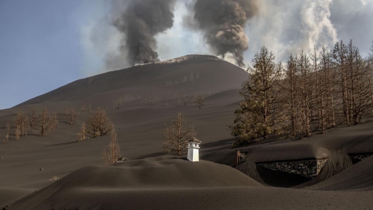 Ein Haus ist mit der Asche des Vulkans in Las Manchas auf der Kanareninsel La Palma bedeckt. (Foto)