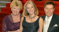 Stefanie Hertel gemeinsam mit ihren Eltern Elisabeth (links) und Eberhard Hertel (rechts).