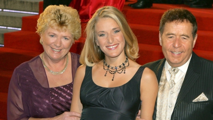 Stefanie Hertel gemeinsam mit ihren Eltern Elisabeth (links) und Eberhard Hertel (rechts).