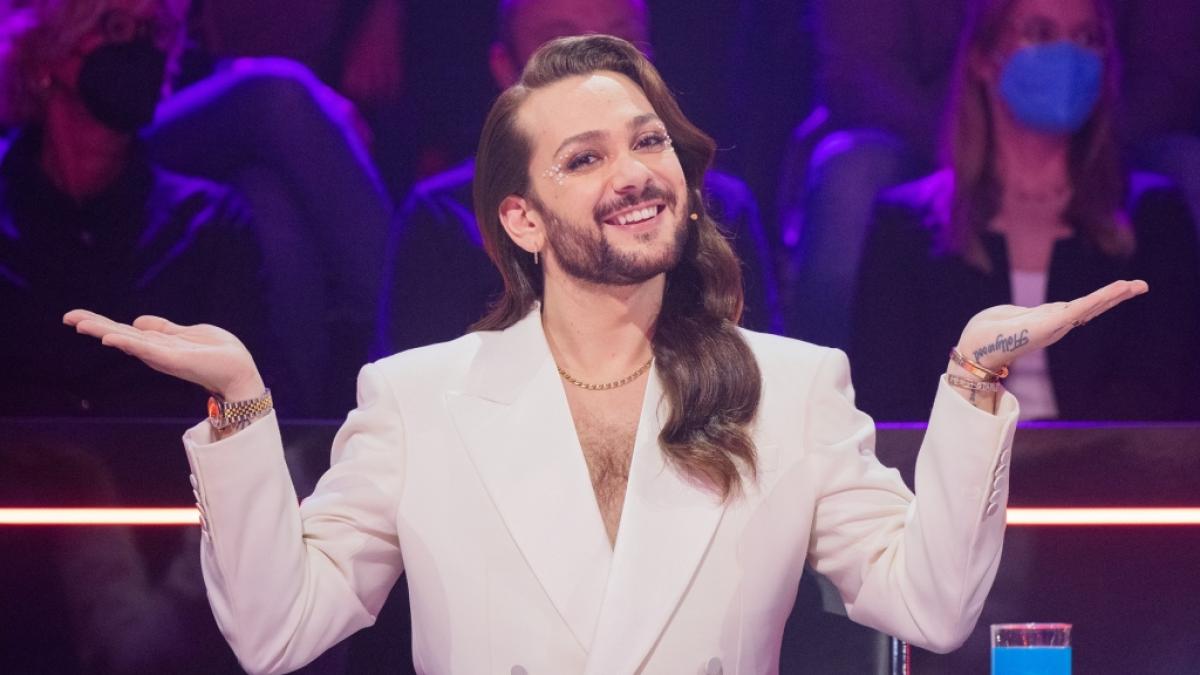 Riccardo Simonetti sa&szlig; in der ProSieben-Show "The Masked Singer" am Ratepult. (Foto)