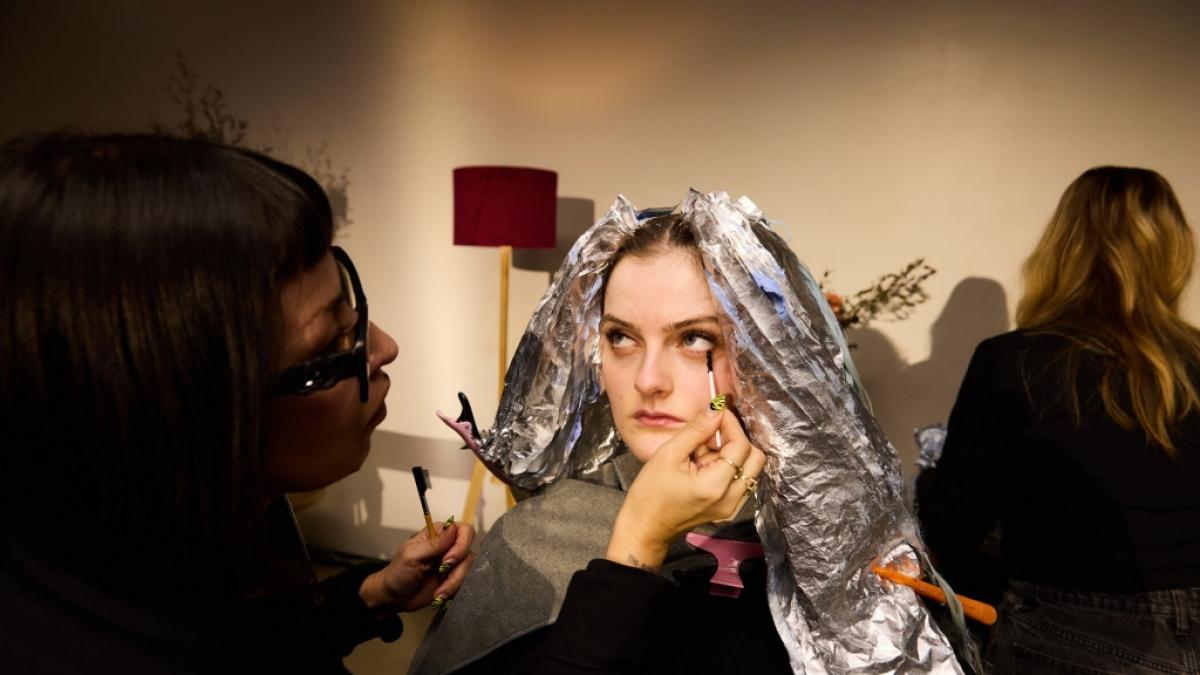 Kandidatin Julia scheint skeptisch, was ihr Umstyling betrifft. (Foto)