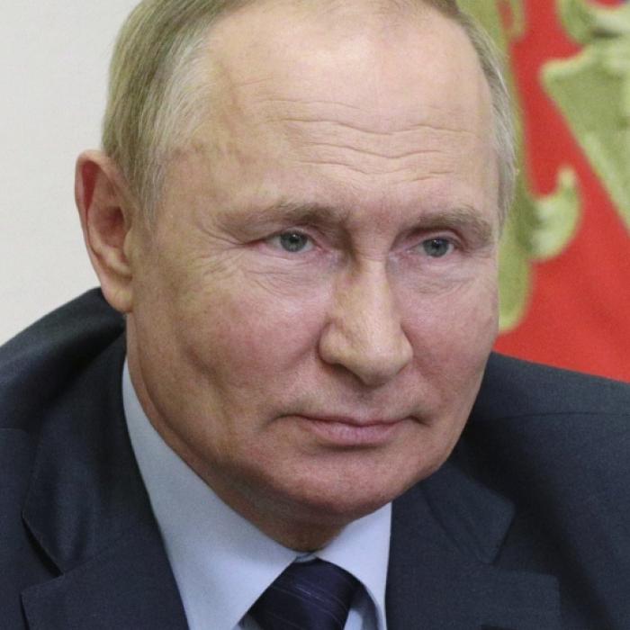 Eiskalt und gefährlich! So viel Macht haben Putins Frauen wirklich