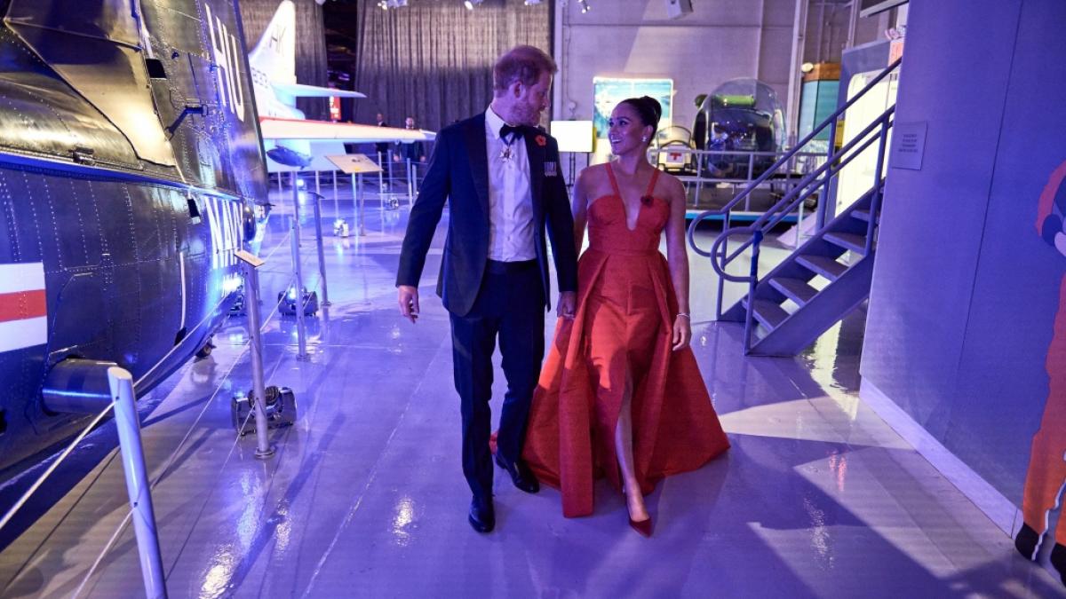 Das feuerrote Abendkleid von Designerin Caroline Herrera trug Meghan Markle bereits 2021 bei einem Auftritt mit Prinz Harry. (Foto)