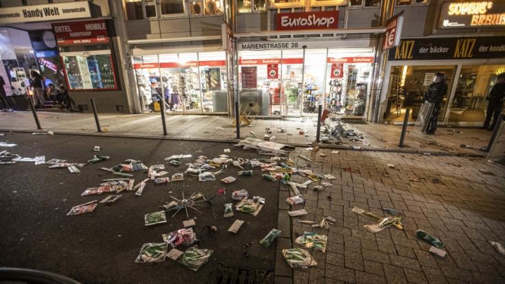 In der Stuttgarter Innenstadt haben hunderte Menschen randaliert.