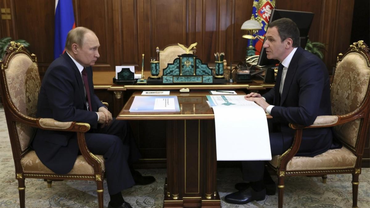 Wladimir Putin (l.) im Gespr&auml;ch mit Umweltpolitiker Denis Butsajew (r.), der aus Russland geflohen sein soll. (Foto)