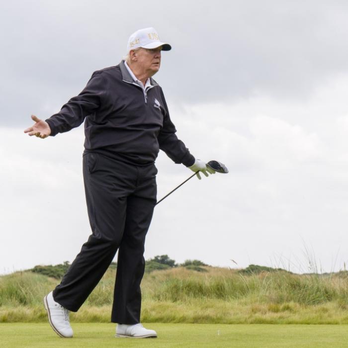 Während die USA in der Krise stecken, spielt er Golf