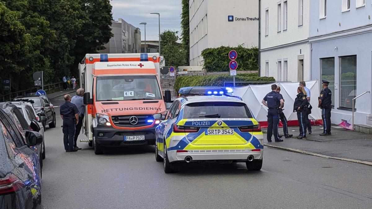Polizei und Rettungskr&auml;fte waren am 7. Juni 2025 in Passau im Einsatz, nachdem ein Mann mit einem Auto in eine Menschengruppe gerast war. Bei dem Vorfall wurden f&uuml;nf Menschen verletzt. (Foto)