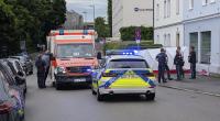 Polizei und Rettungskräfte waren am 7. Juni 2025 in Passau im Einsatz, nachdem ein Mann mit einem Auto in eine Menschengruppe gerast war. Bei dem Vorfall wurden fünf Menschen verletzt.