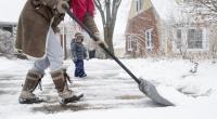 Wer im Winter nicht sorgfältig räumt, riskiert, dass andere sich auf dem eigenen Grundstück schwer verletzen. 