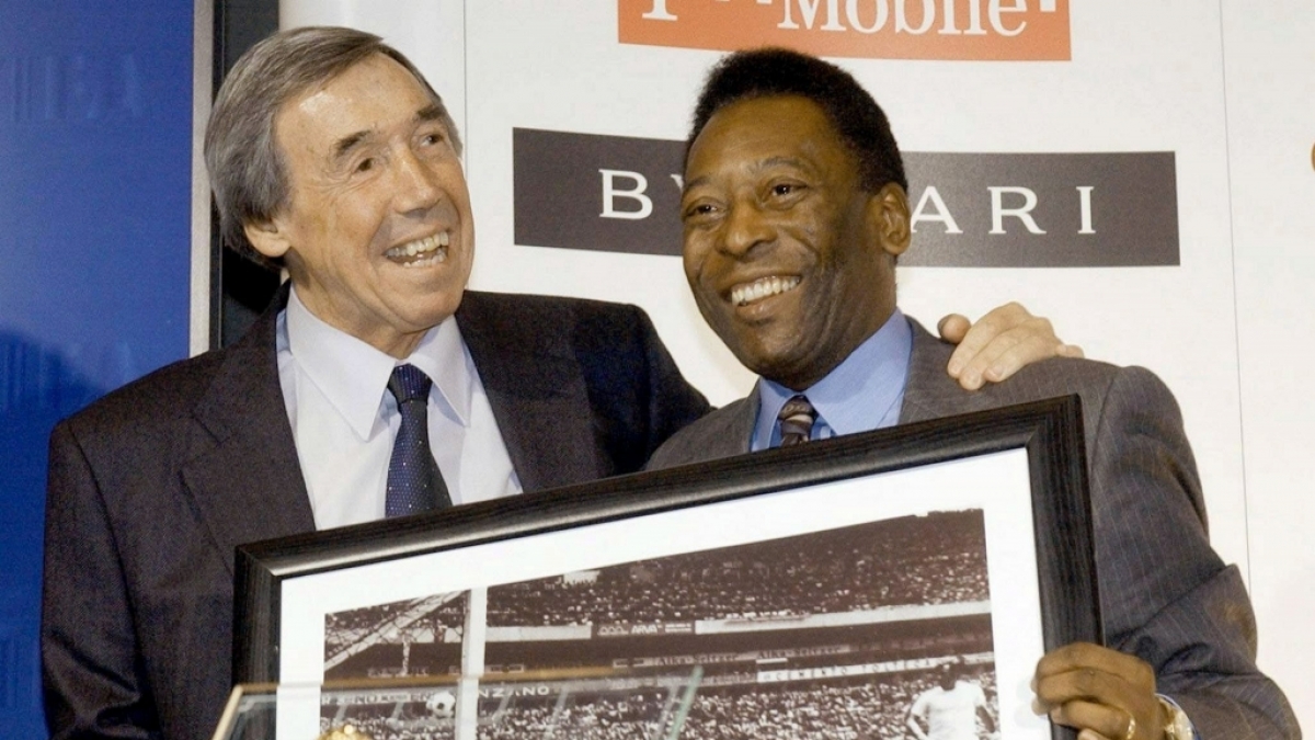 Die englische Torwart-Legende Gordon Banks (li.) ist im Alter von 81 Jahren an Krebs gestorben. (Foto)