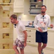 Pascal (l.) und Sam streiten sich heftig. Antonio (r.) ist irritiert.