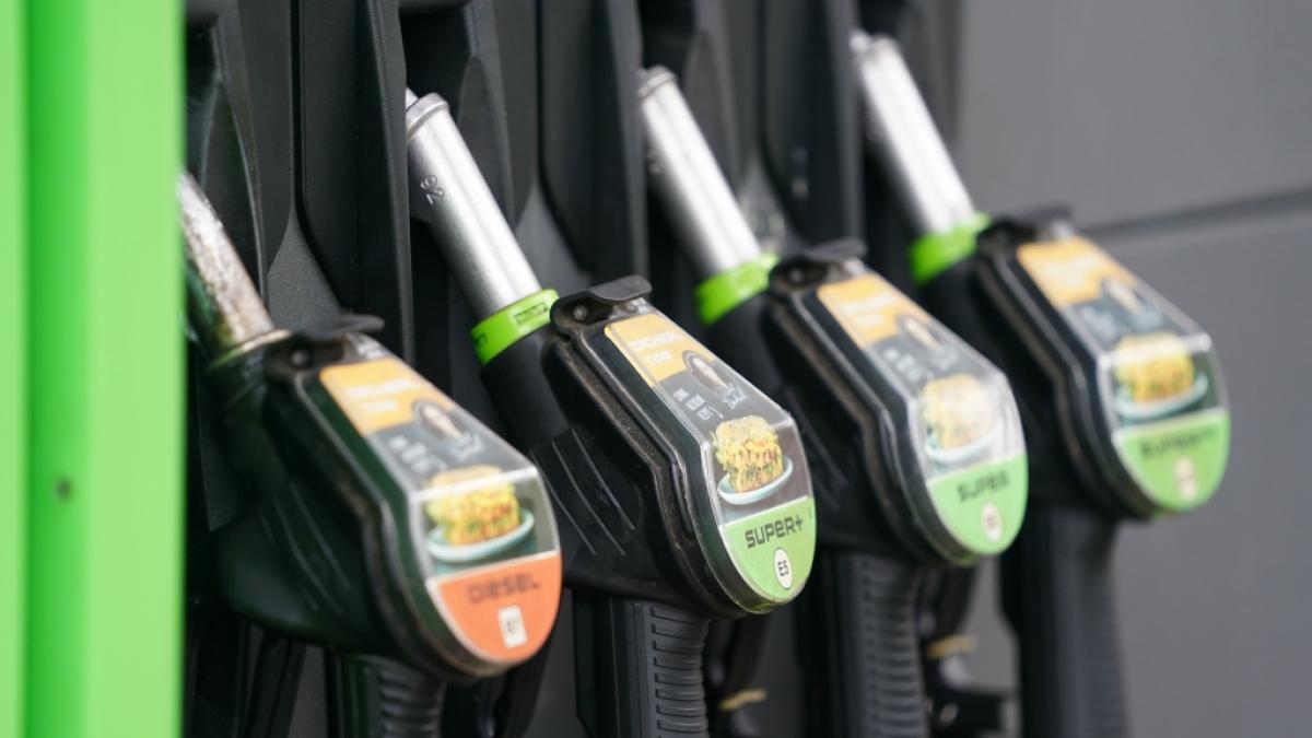 Wer aufgrund der Warnstreiks am 27.03.2023 auf sein Auto angewiesen ist und tanken muss, k&ouml;nnte beim Blick auf die Spritpreise sein blaues Wunder erleben. (Foto)