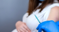 Eine Impfung gegen das Coronavirus kann werdende Mütter und ungeborene Babys vor ernsthaften Komplikationen bewahren.