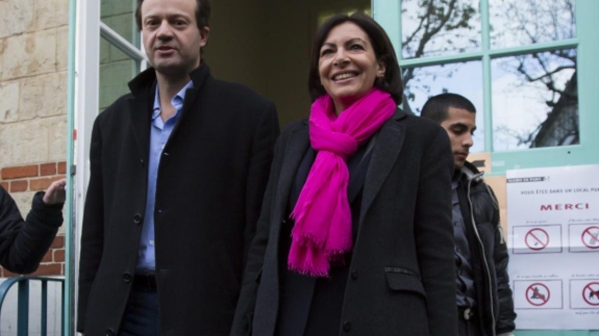 Anne Hidalgo und ihr Ehemann&nbsp;Jean-Marc Germain gaben ihre Stimmen bei der Pariser B&uuml;rgermeisterwahl 2014 ab. (Foto)