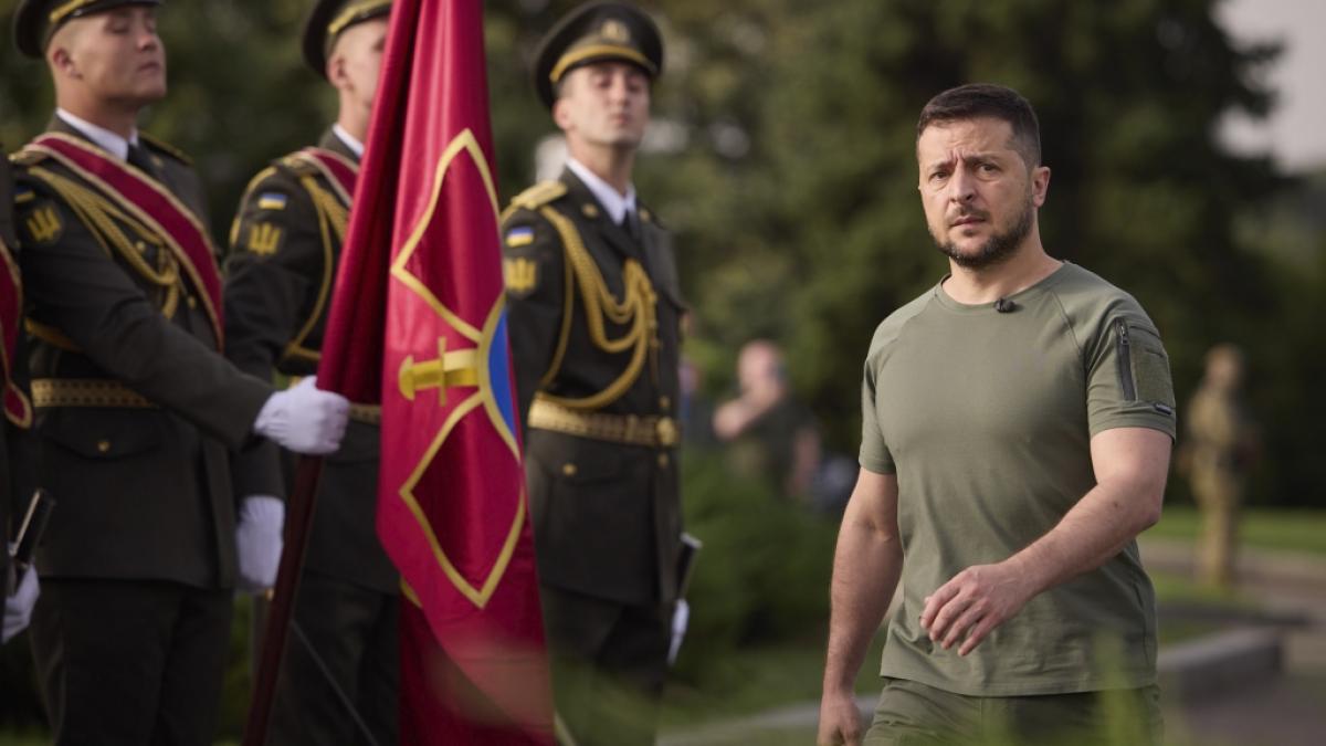Der ukrainische Pr&auml;sident Wolodymyr Selenskyj passiert eine Ehrengarde, als er zu den Feierlichkeiten zum Tag der Staatsflagge eintrifft. (Foto)