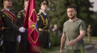 Der ukrainische Präsident Wolodymyr Selenskyj passiert eine Ehrengarde, als er zu den Feierlichkeiten zum Tag der Staatsflagge eintrifft.