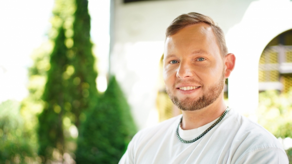 Hobbybauer Erik (31) aus Th&uuml;ringen ver&auml;rgert seine Hofdame. (Foto)