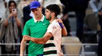 Die Tennis-Stars Jannik Sinner (l.) und Carlos Alcaraz (r.) lieferten 2025 einige Top-Matches. Unvergessen bleibt das Finale zwischen dem Italiener und dem Spanier bei den French Open im Juni.